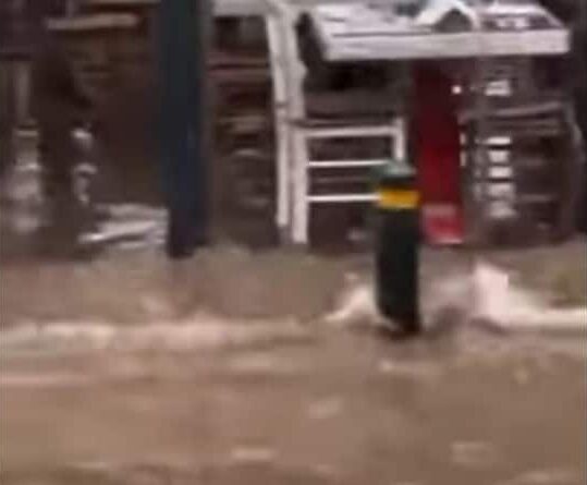 «Πνίγηκε» το Μικρολίμανο με 15 λεπτά βροχή