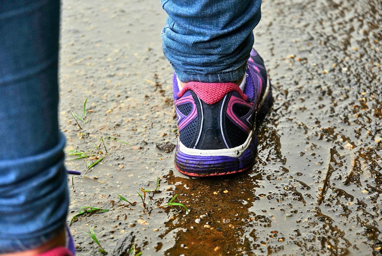 Σήμερα που έβρεχε λέρωσες τα αθλητικά σου; Δες πώς θα τα καθαρίσεις