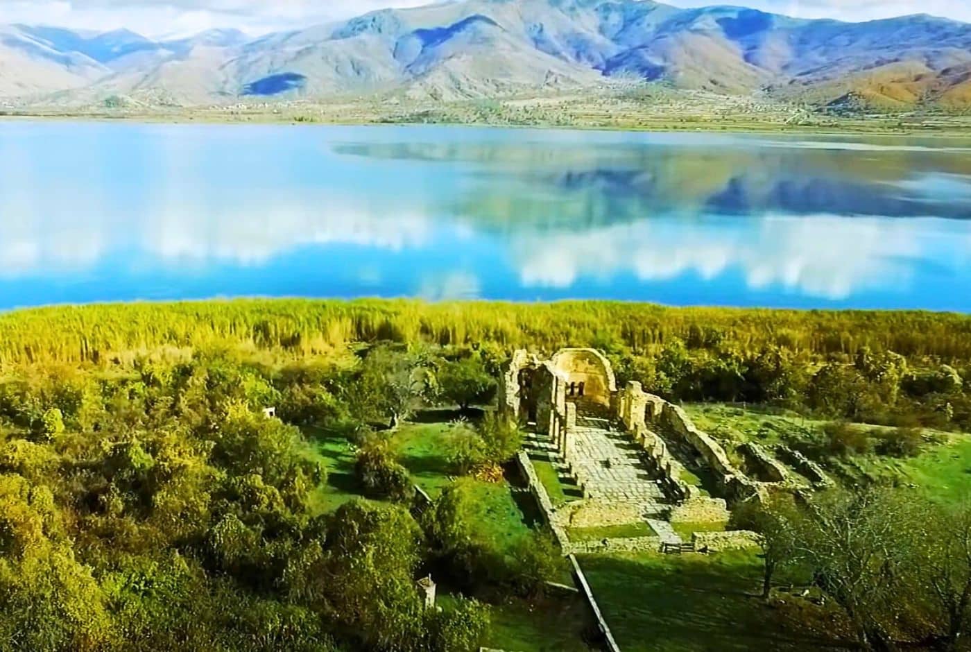 Το ελληνικό νησάκι που δεν τολμούν να χτίσουν πάνω από 11 σπίτια, γιατί φοβούνται πως κάποιο θα γκρεμιστεί! (vid)