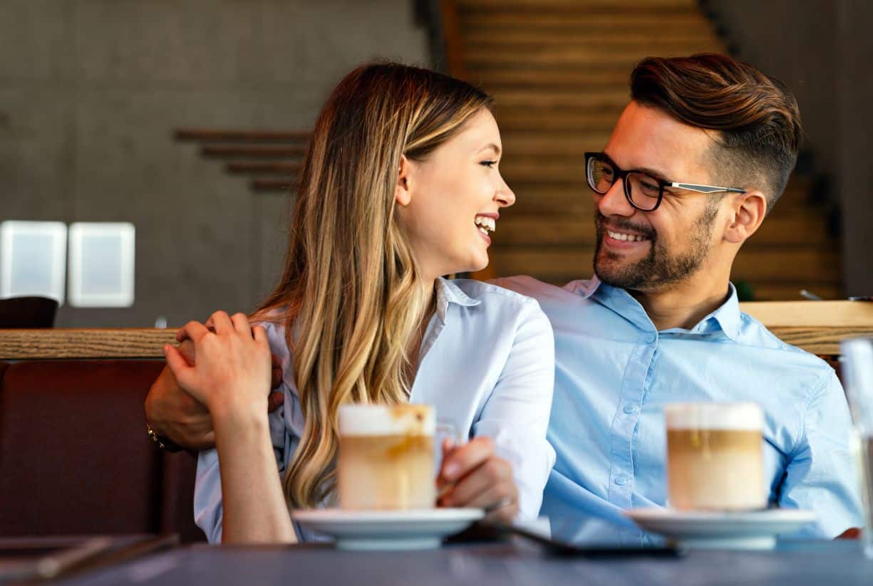 10 σημάδια για να καταλάβεις ότι σε θέλει