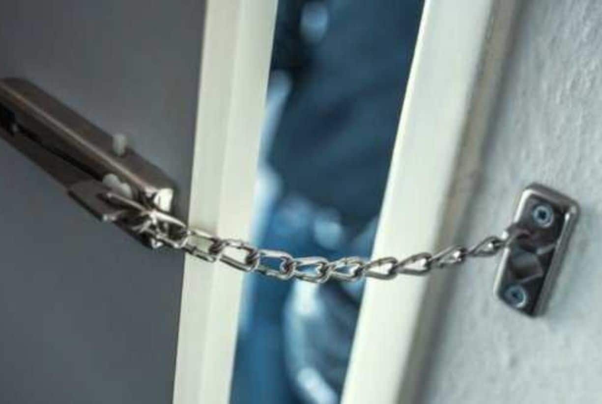 Τρικ που θα τρομάξει επίδοξους ληστές που προσπαθούν να μπουν σπίτι σας