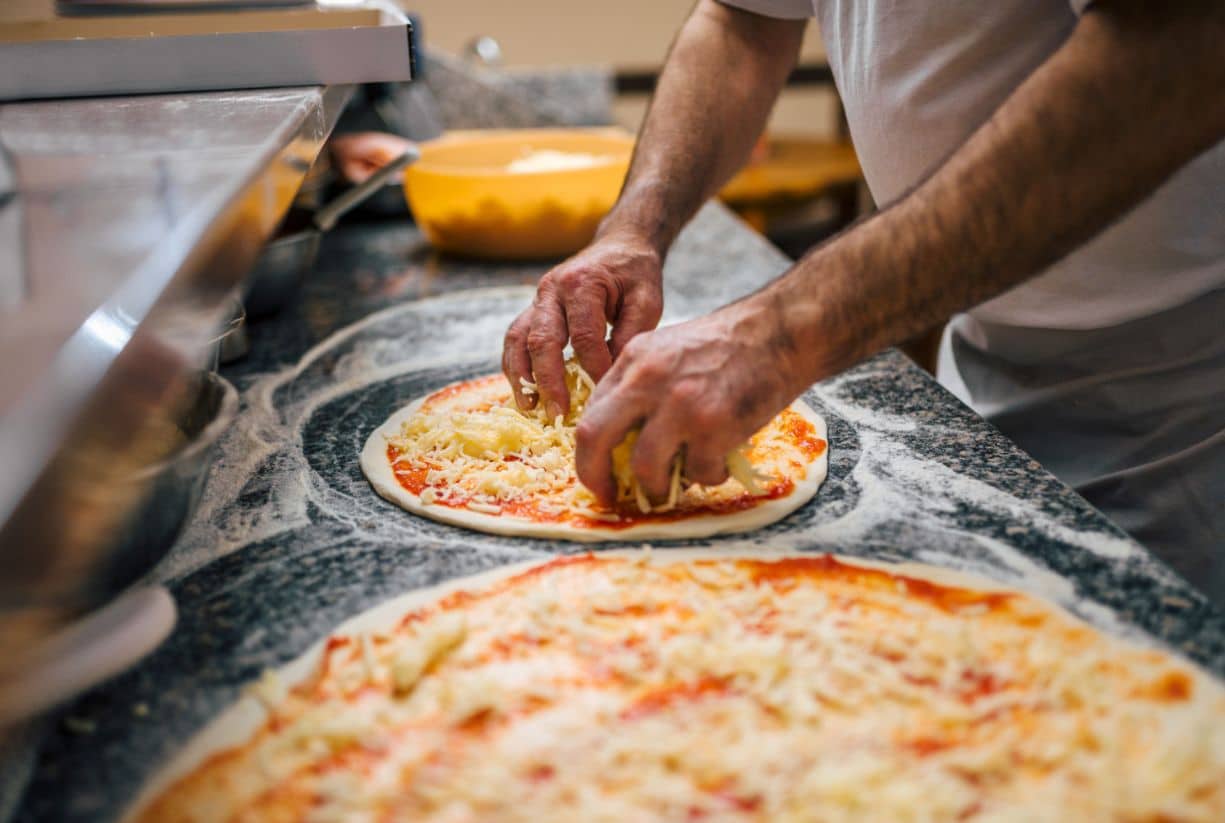 Πλοίο της αγάπης πασίγνωστη πιτσαρία: Ο ιδιοκτήτης, ο chef και η πελάτισσα