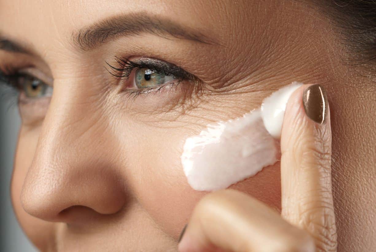 Τι είναι η ρετινόλη που βρίσκεται στις κρέμες αντιγήρανσης;