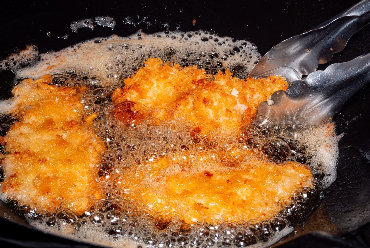 Τηγάνισες ψάρια και βρωμάει το σπίτι; Έτσι θα την απομακρύνεις