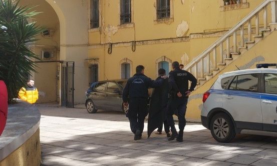 Χανιά: 46χρονος μπήκε στο αστυνομικό μέγαρο με ψαροντούφεκο – Κατηγορεί τον σύντροφο της πρώην του - Tromaktiko.gr