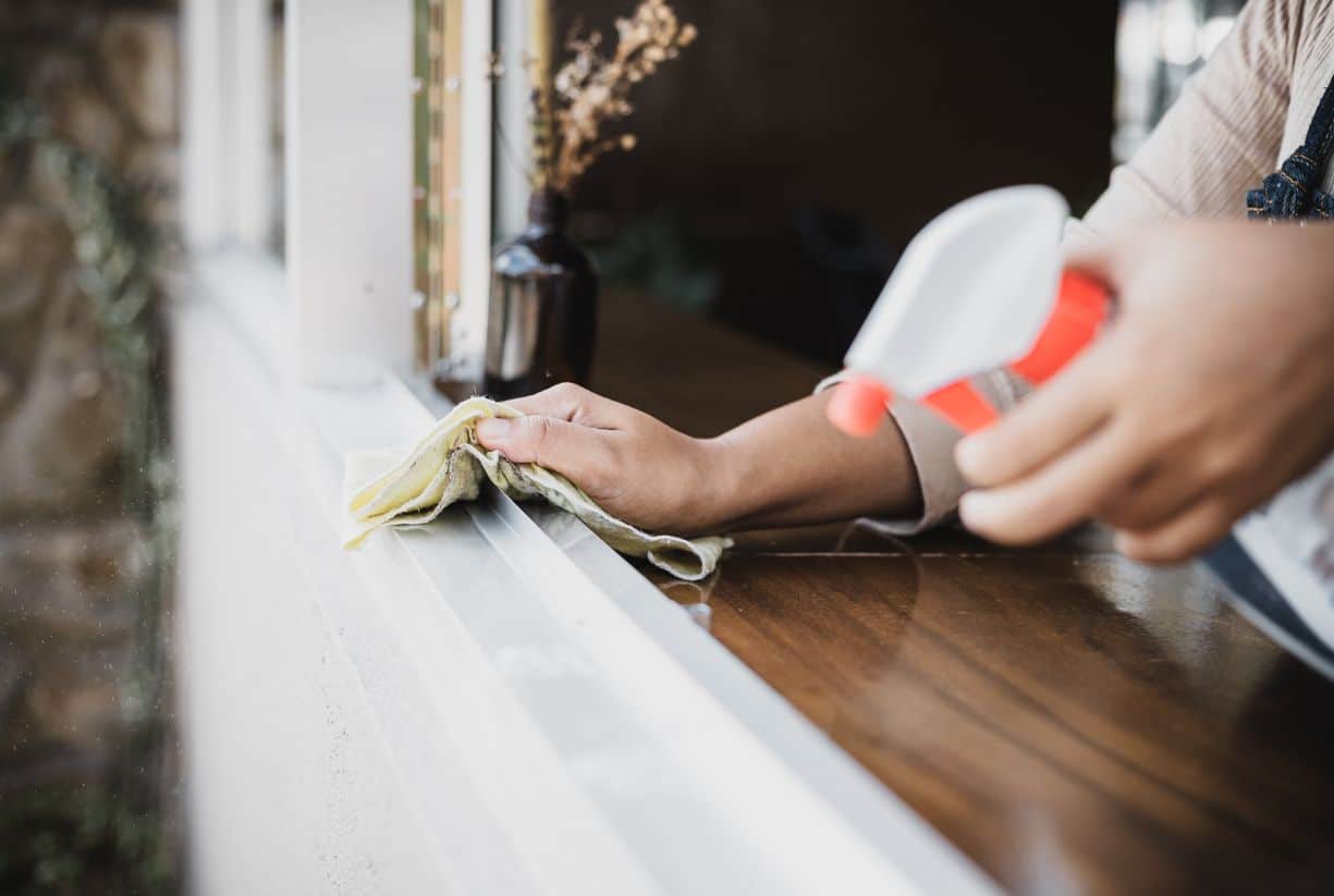 Έτσι θα καθαρίσεις τα τζάμια πανεύκολα και γρήγορα