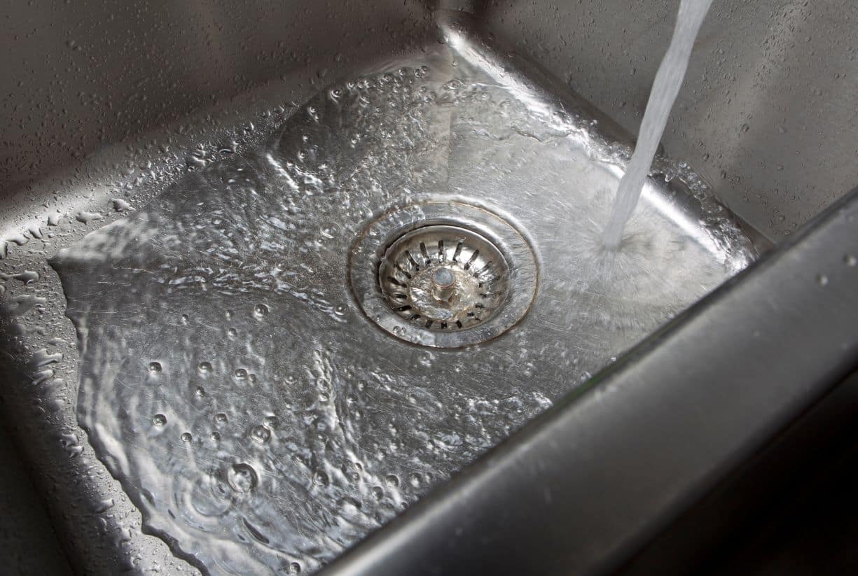 Μην τα ρίχνεις ποτέ σε νιπτήρα ή νεροχύτη: 7 πράγματα που απαγορεύονται