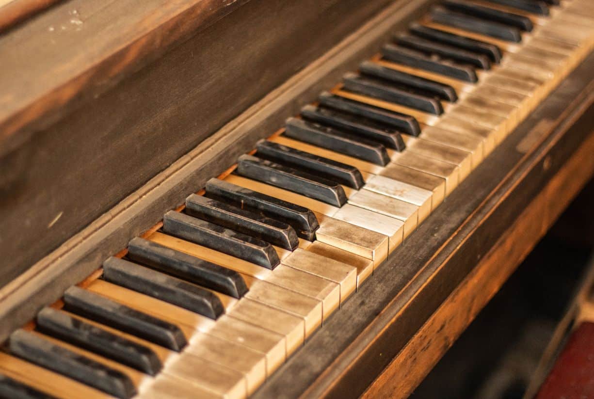 «Και σπάω το πιάνο που αγαπούσες...» ή σχέση εκδίκησης