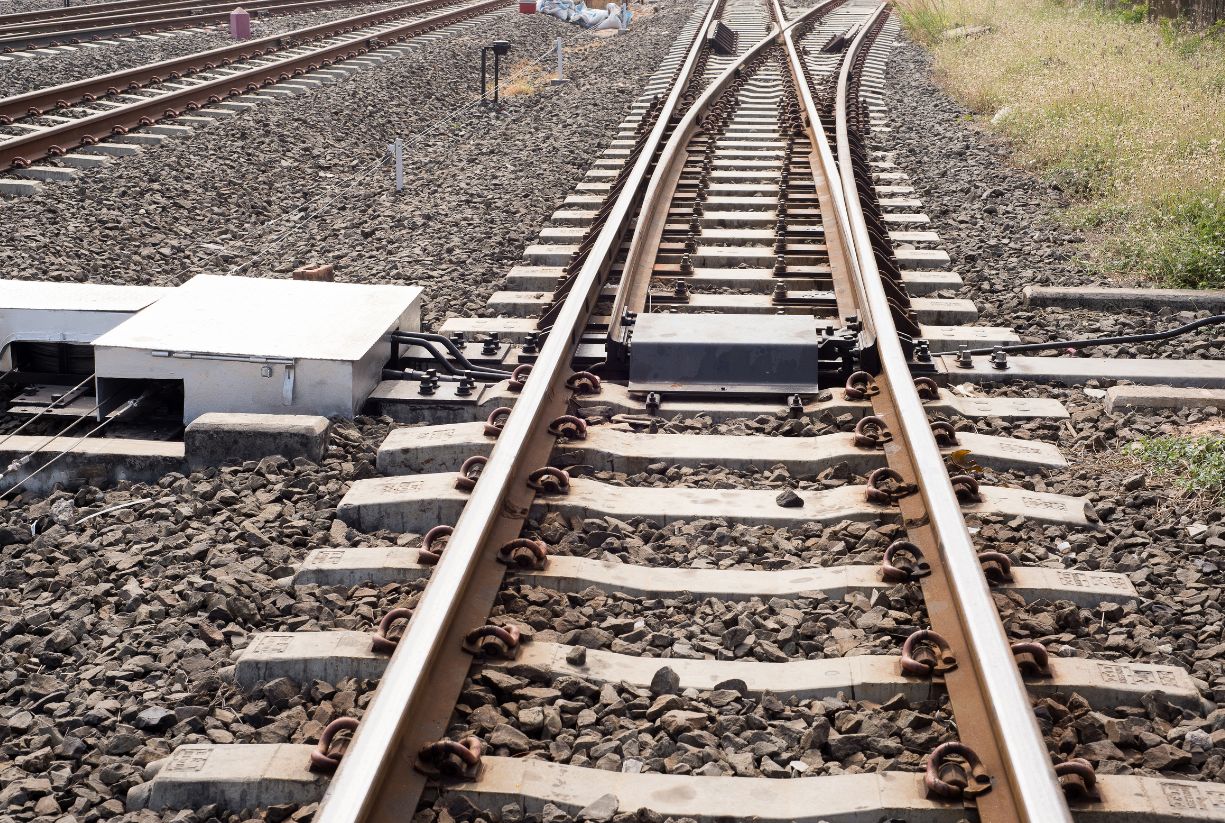 Έχεις αναρωτηθεί γιατί υπάρχουν τόσοι τόνοι χαλίκια στις ράγες;