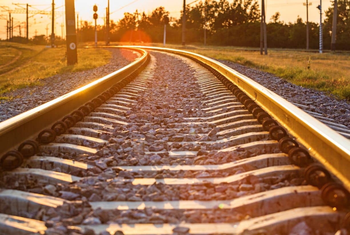 Έχεις αναρωτηθεί γιατί υπάρχουν τόσοι τόνοι χαλίκια στις ράγες;