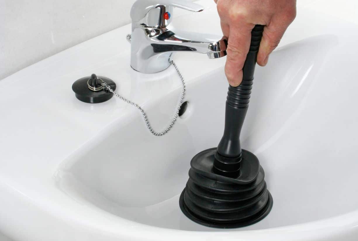 Πώς ξεβουλώνουμε το νεροχύτη χωρίς χημικά;