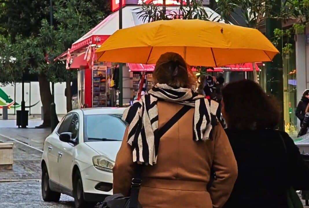 Χειμώνας ξανά: Με μπουφάν, κασκόλ και σκούφους πολίτες και επισκέπτες