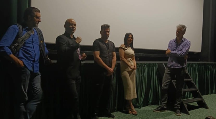 Οι συντελεστές της ταινίας κατά τη διάρκεια του Q&A, με τον διοργανωτή του festivalΚωνσταντίνο Χατζηπαπά