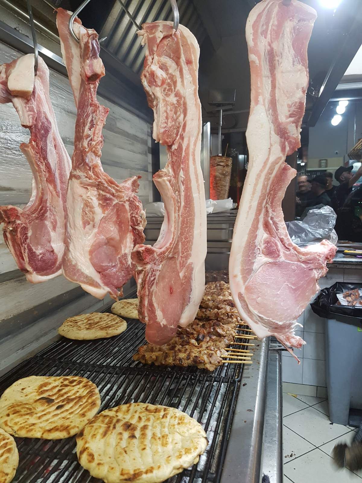 Τρέχανε για τα σουβλάκια, τώρα τρέχουν για τις μπριζόλες και τα μπιφτέκια του