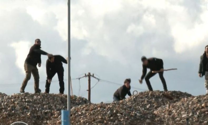 Χημικά και κρότου λάμψης στο Ηράκλειο – Αγρότες επιχείρησαν να περάσουν τον αστυνομικό φραγμό