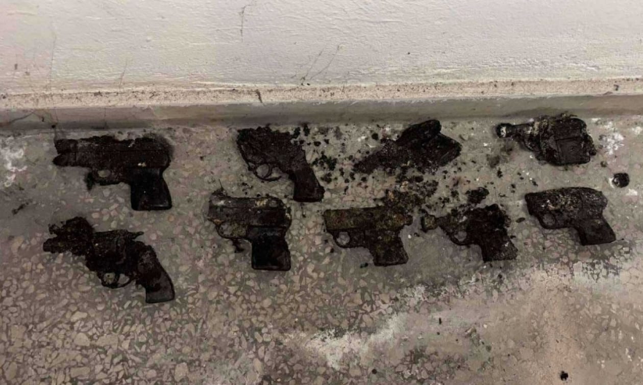 Κυψέλη: Υδραυλικός εντόπισε στο Α.Τ της περιοχής πιστόλια κρότου και φωτοβολίδων