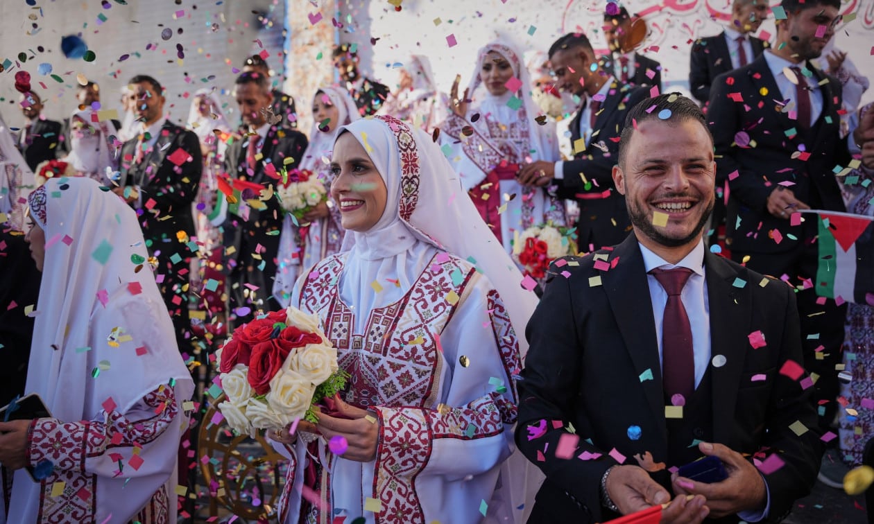 Μαζική τελετή γάμου στη Γάζα: Μια σπάνια στιγμή ελπίδας μετά από δύο χρόνια καταστροφής και θανάτου