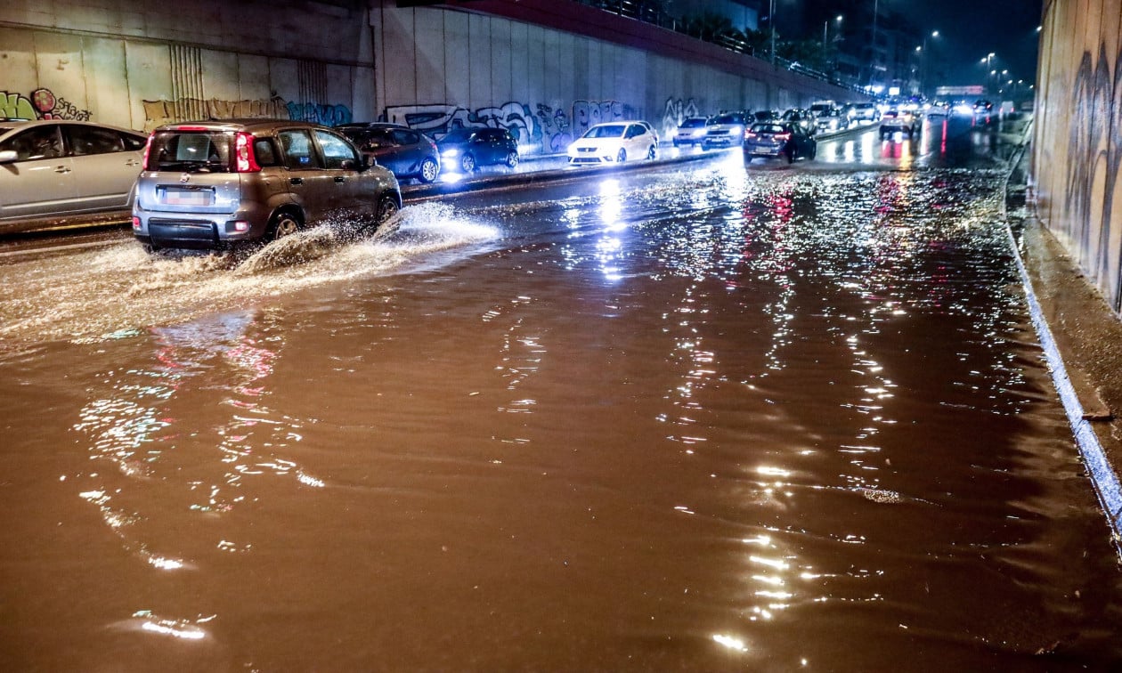 Πυροσβεστική: 290 κλήσεις στην Αττική για πλημμύρες και πεσμένα δέντρα – 12 για απεγκλωβισμούς