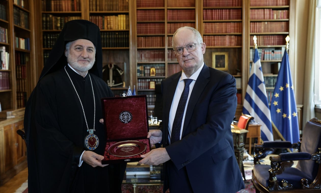 Συνάντηση του Κωνσταντίνου Τασούλα με τον Αρχιεπίσκοπο Αμερικής Ελπιδοφόρο