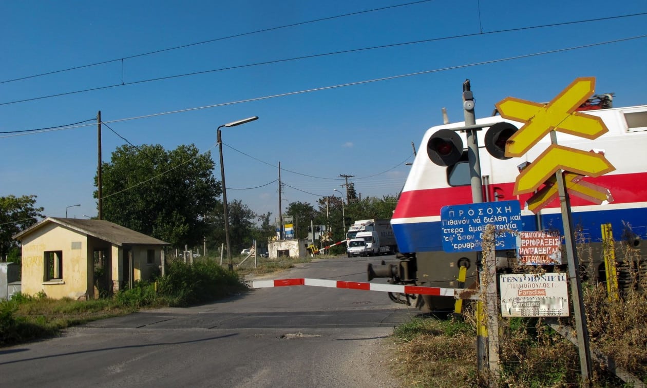 Θεσσαλονίκη: Οδηγός αστικού λεωφορείου αγνόησε τις κατεβασμένες μπάρες σε σιδηροδρομική διάβαση