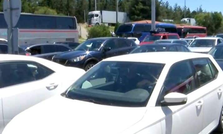 Εύζωνες: Χιλιάδες τουρίστες από τα Βαλκάνια περνούν το τελωνείο – Μποτιλιάρισμα στο σημείο