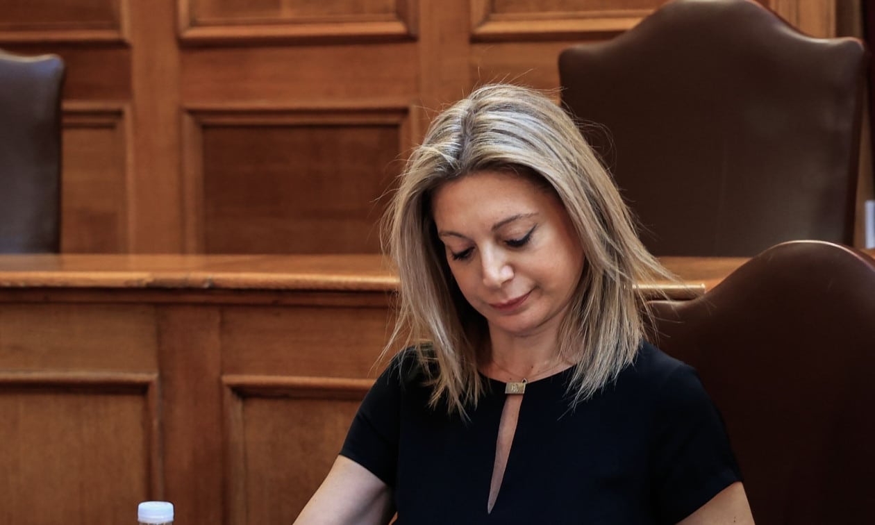 Η Καρυστιανού κατηγορεί την Ευρωπαϊκή Επιτροπή ότι «καλύπτει την κυβέρνηση»