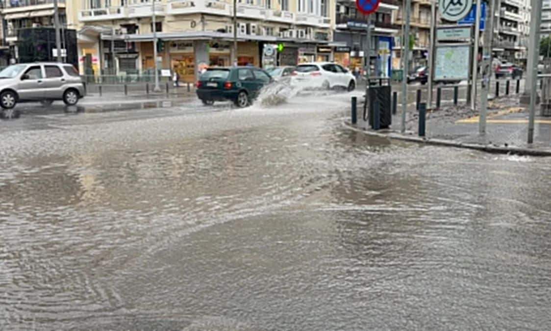 Καιρός: Ξαφνική μπόρα «χτύπησε» τη Θεσσαλονίκη – Πλημμύρισαν δρόμοι