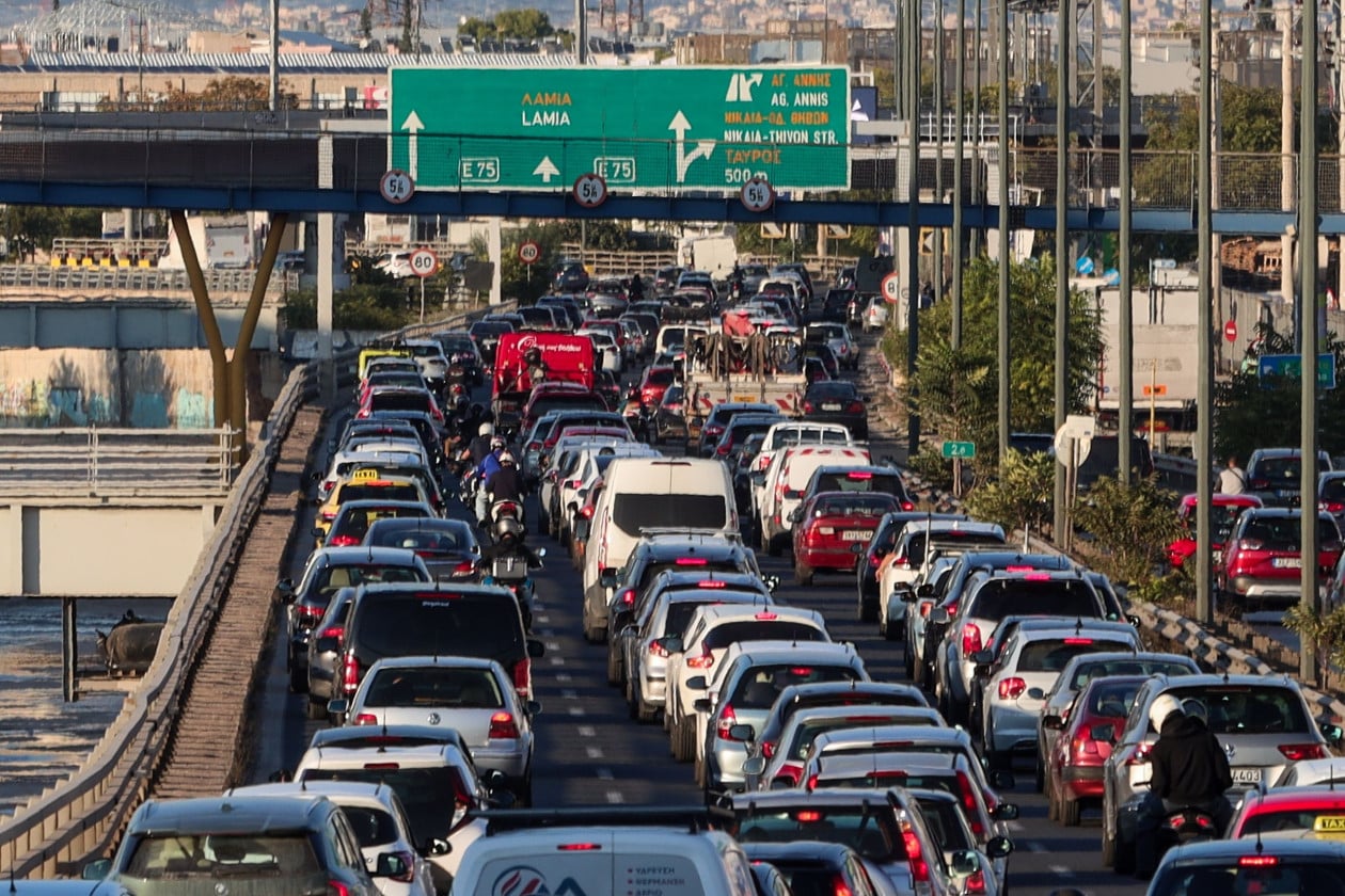 Κίνηση τώρα: Τρία τροχαία στην κάθοδο κι ένα στην κάθοδο του Κηφισού – Πού αλλού έχει προβλήματα
