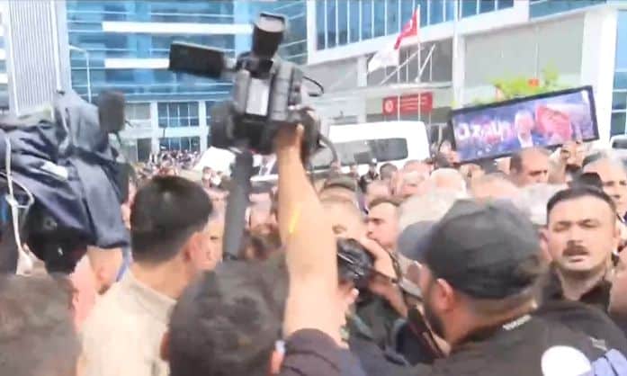 Τουρκία: Επέμβαση της αστυνομίας στα κεντρικά γραφεία του CHP
