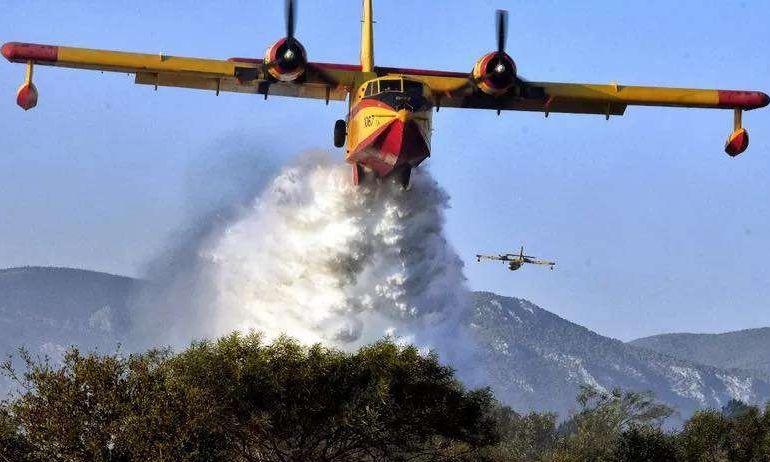Δύο μεγάλες πυρκαγιές ξέσπασαν στην Κορινθία – Επιχειρούν και εναέρια μέσα