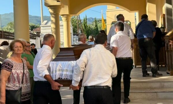 Σπαραγμός στην Καλαμάτα για τη 39χρονη Βασιλική: Συγγενείς και φίλοι είπαν το «ύστατο χαίρε»