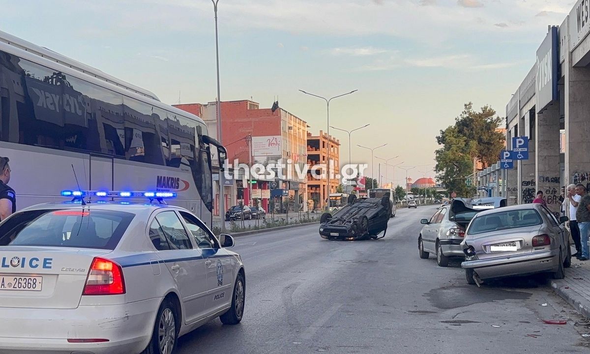 Θεσσαλονίκη: Αυτοκίνητο «καρφώθηκε» σε παρκαρισμένα ΙΧ και τούμπαρε – Ένας τραυματίας